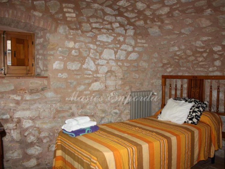 Habitación individual de la planta con techo abovedado en piedra 