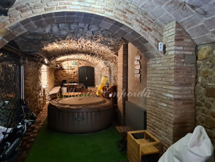 Estada amb volta de pedra on hi ha la zona d'aigües jacuzzi