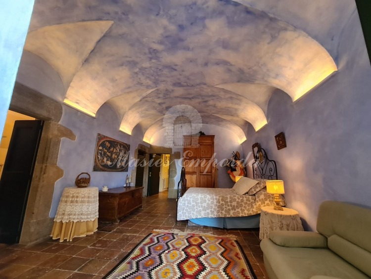 Suite amb una volta de llunets espectacularment pintada