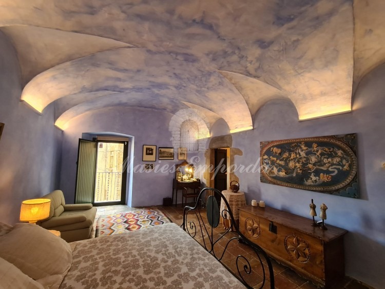 Suite amb una volta de llunets espectacularment pintada
