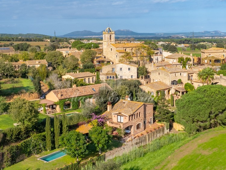 Vistas la casa y el pueblo