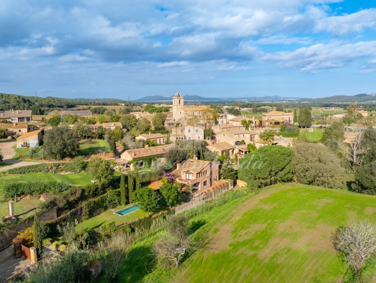 Vistas la casa y el pueblo