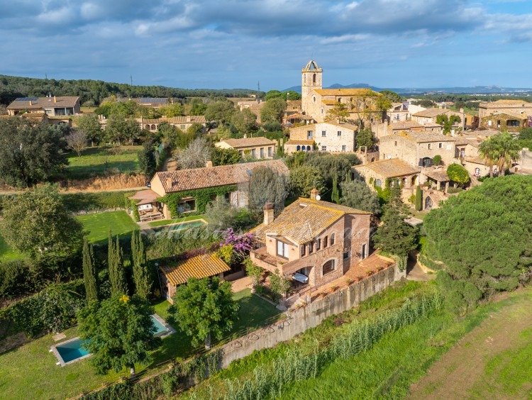 Vistas la casa y el pueblo