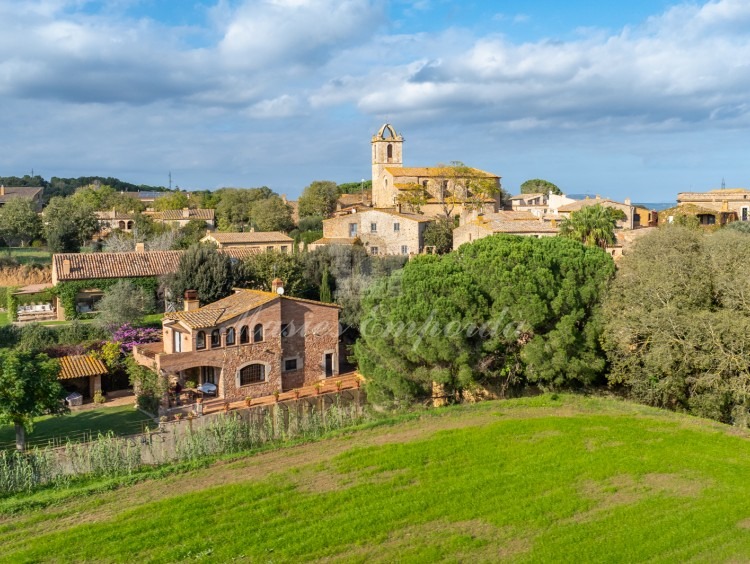 Vistas la casa y el pueblo