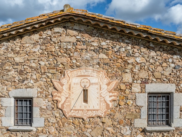 Detall del rellotge de sol de la façana