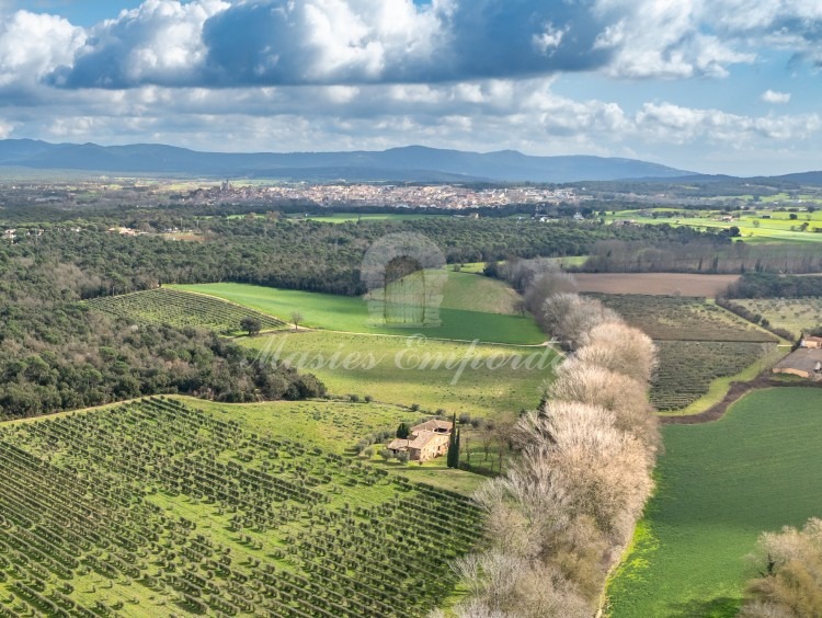 Vista de la masia i els camps de la seva al voltant