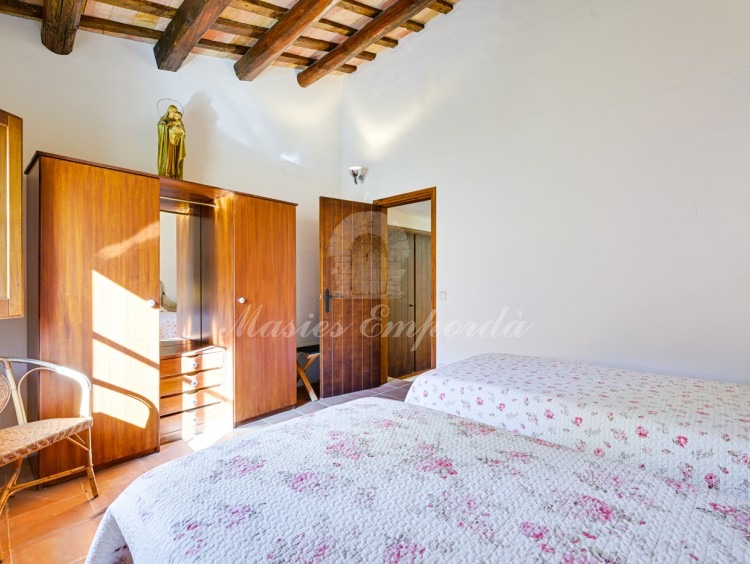 Habitació situada en la part de façana principal de la segona planta
