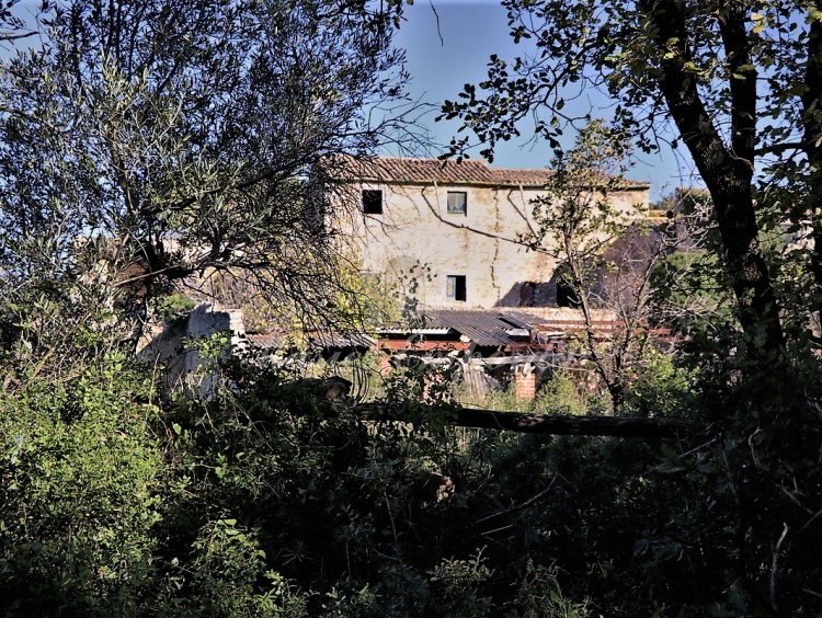 Vista de la masia des de l'interior de l'annex proper