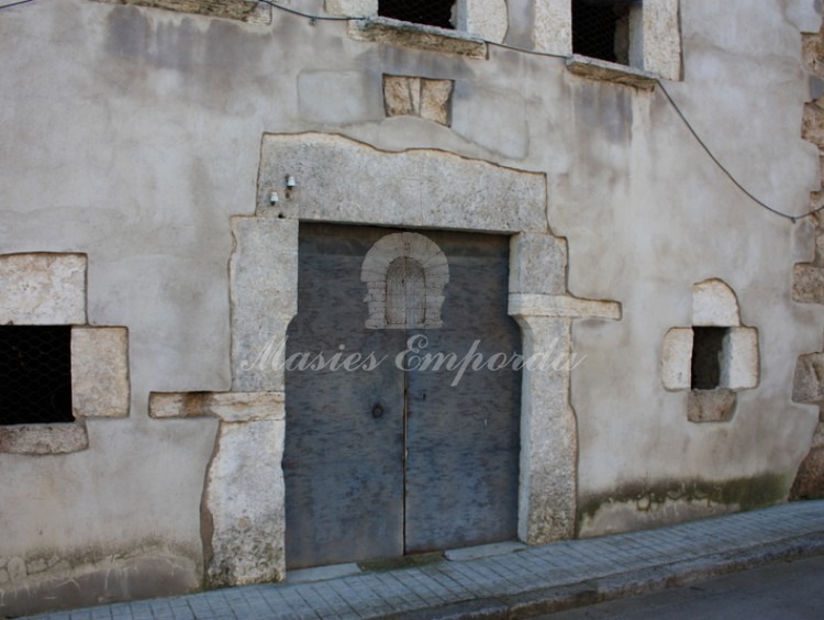 Detalle de puerta de acceso a la casa 