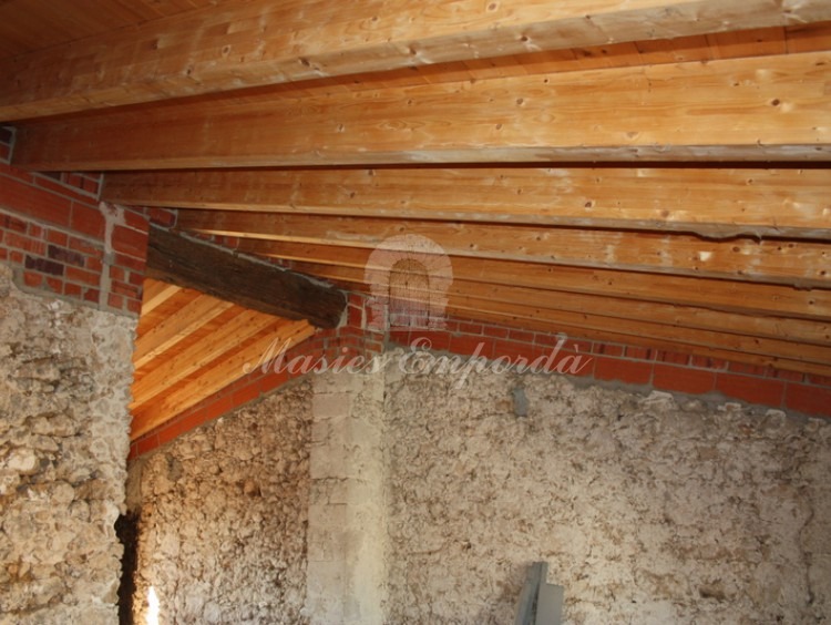 Detalle de cubierta a dos aguas de planta en madera de las estancias de la tercera planta.