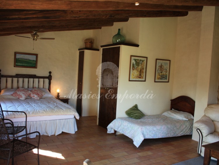 Habitación dobles del apartamento de invitados de la masía principal. Habitación dobles del apartamento de invitados de la masía principal.