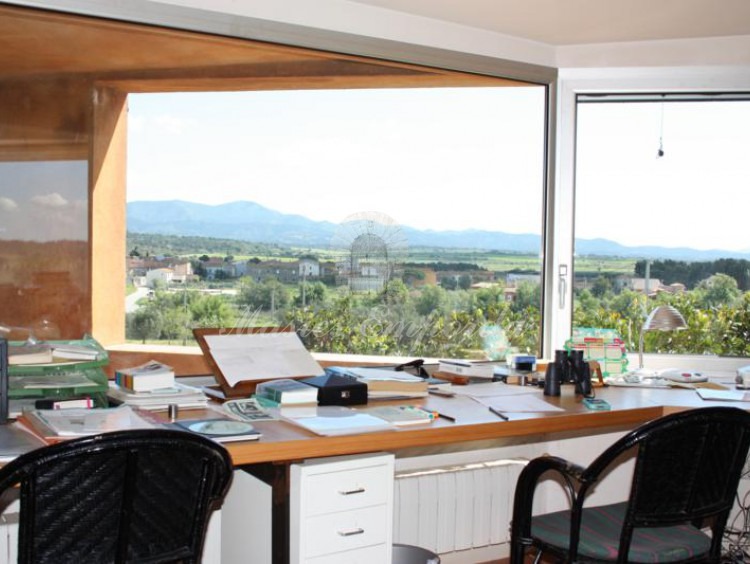 Vistas panorámicas de la comarca desde el despacho ubicado en la buhardilla de la casa 