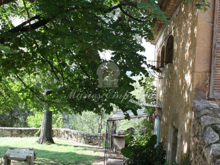 Vista de la casa de guardas con jardín 