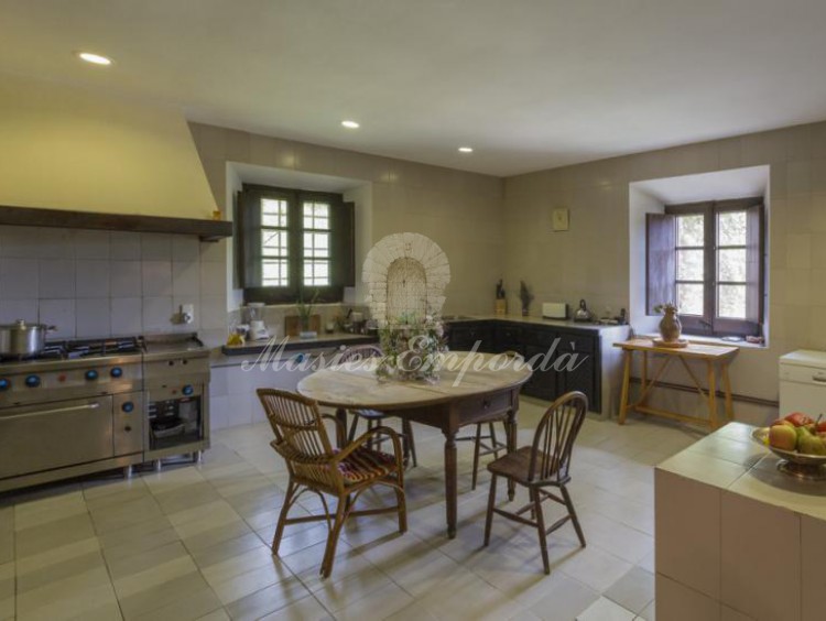Vista de la gran y magnifica cocina de la casa 