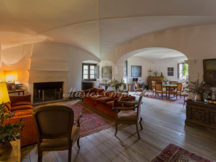 Salón principal con chimenea de la casa con dos ambientes muy acogedor y luminoso
