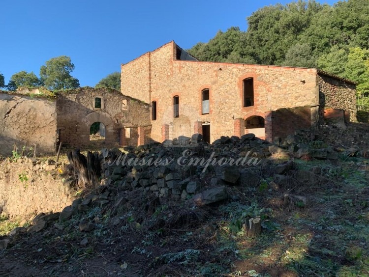 Fachada principal y pajar