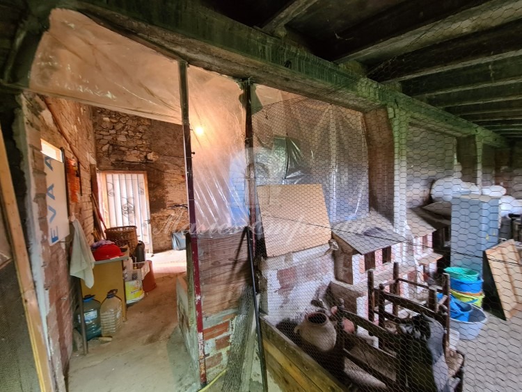 Interior del porxo annex de la masia