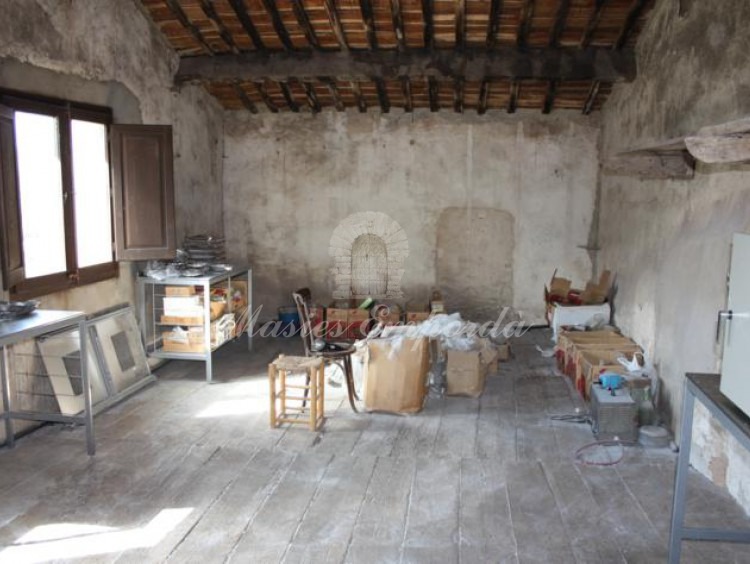 Habitaciones de buhardilla de la casa con techo a dos aguas y bigas vistas de madera