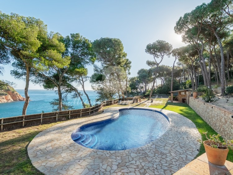 Vistas de la piscina y el mar
