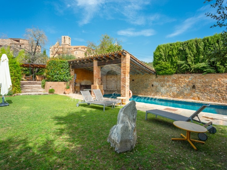 Jardí y piscina Jardí y piscina