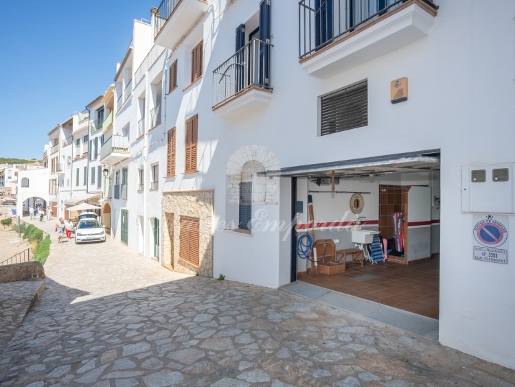 Entrada al garaje de la propiedad