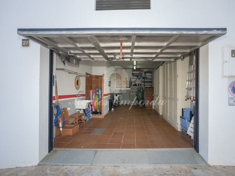 Entrada al garaje de la propiedad