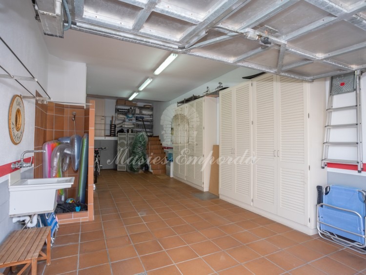 Entrada al garaje de la propiedad