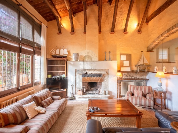 Salón a doble altura con chimenea
