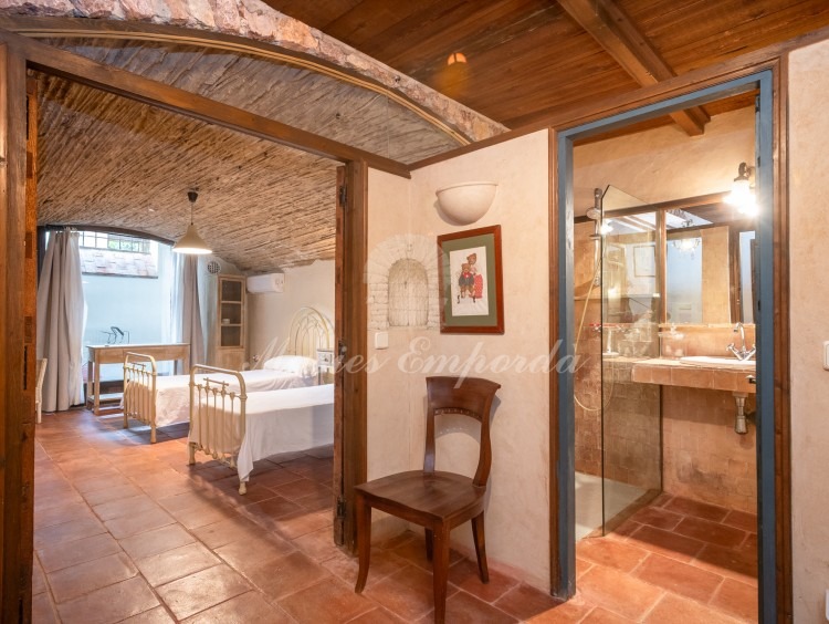 Habitación y baño de la planta baja
