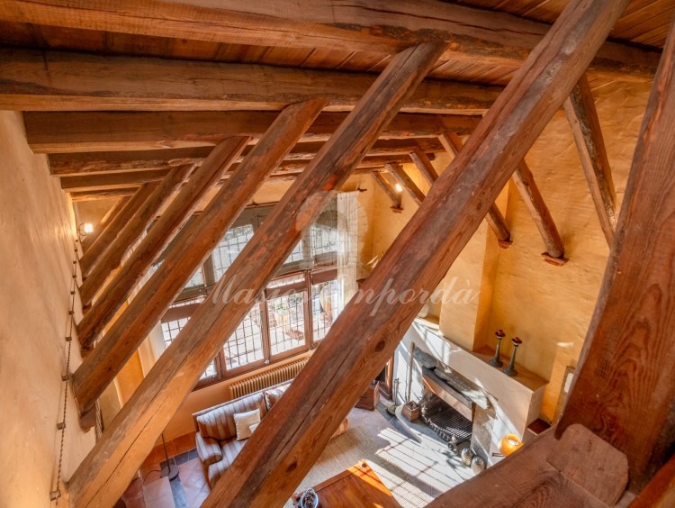 Vistas del salón y de la estructura de madera de soporte de la cubierta 
