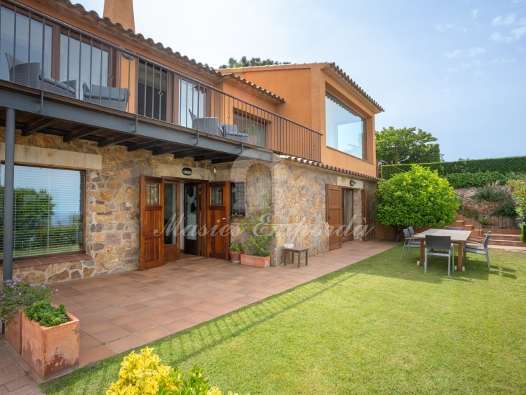 Vistes del jardí i de l'apartament planta baixa