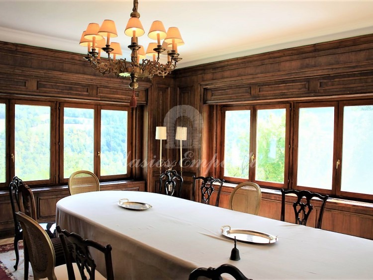 Desde otro ángulo el comedor principal de la casa en planta 
