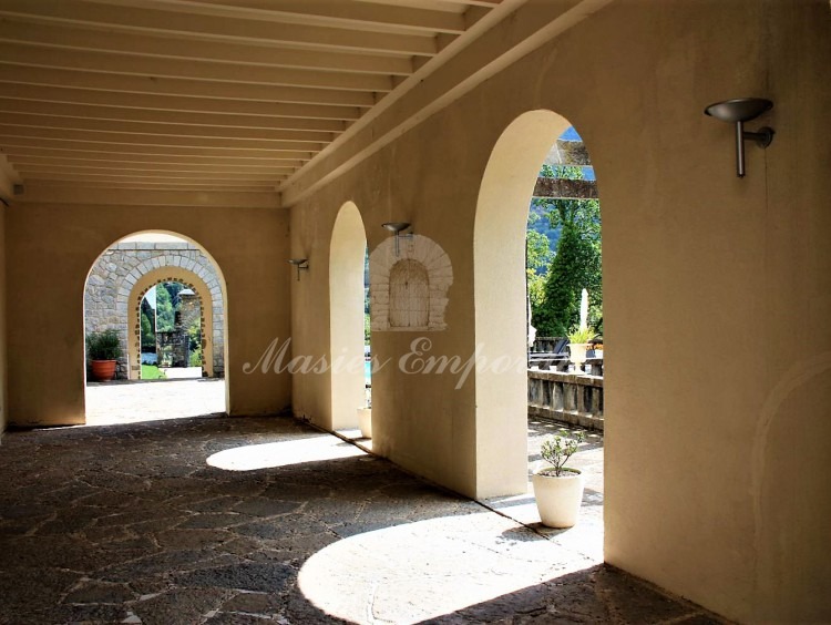 Paseo arcado de acceso a la casa y terrazas