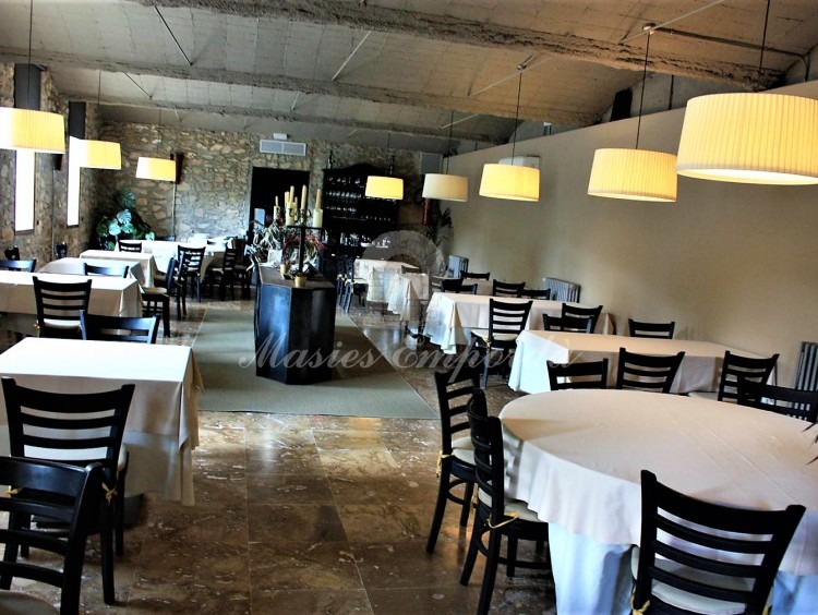 Desde otro ángulo el comedor principal 