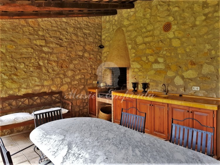 Comedor de verano del porche del jardín junto a la barbacoa
