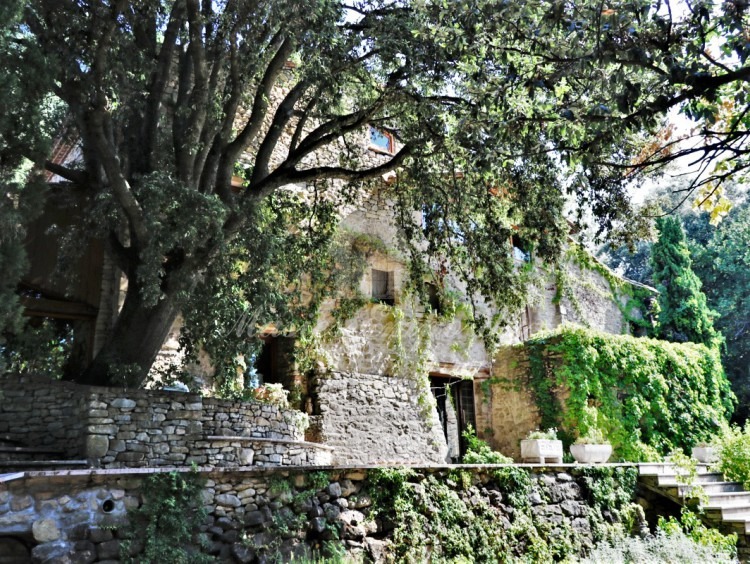 Vista de la façana de la masia des d'un lateral
