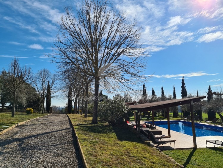 Piscina y porche