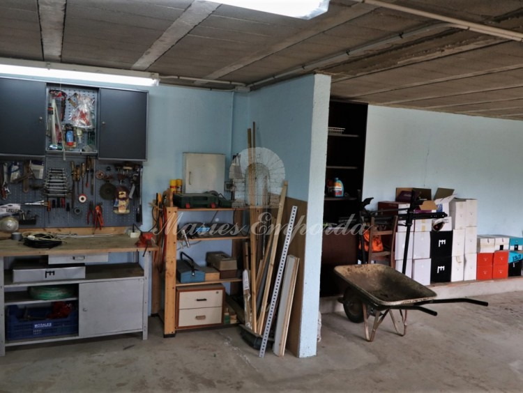 Vista interior de part del garatge i taller