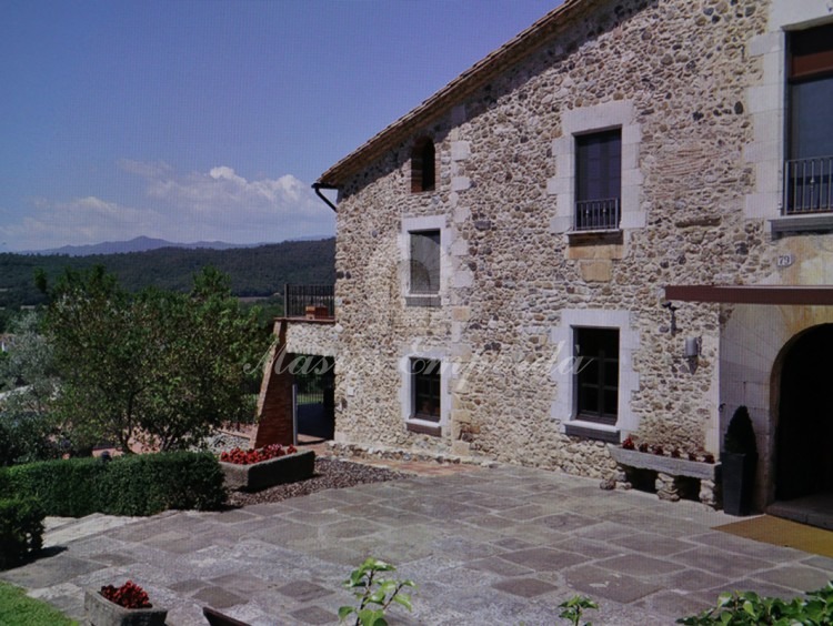 Façana de la masia amb vistes de la vall