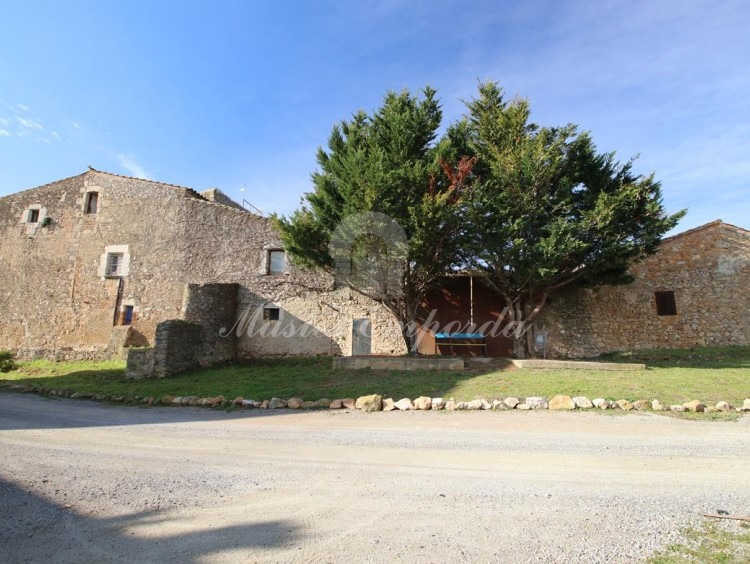 Vistes lateral de la masia