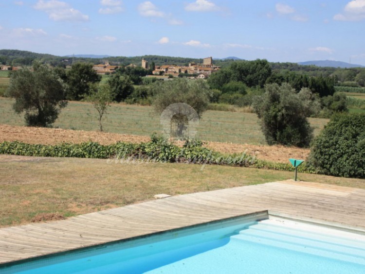 Piscina con vistas a los campos y los pueblos de su entorno
