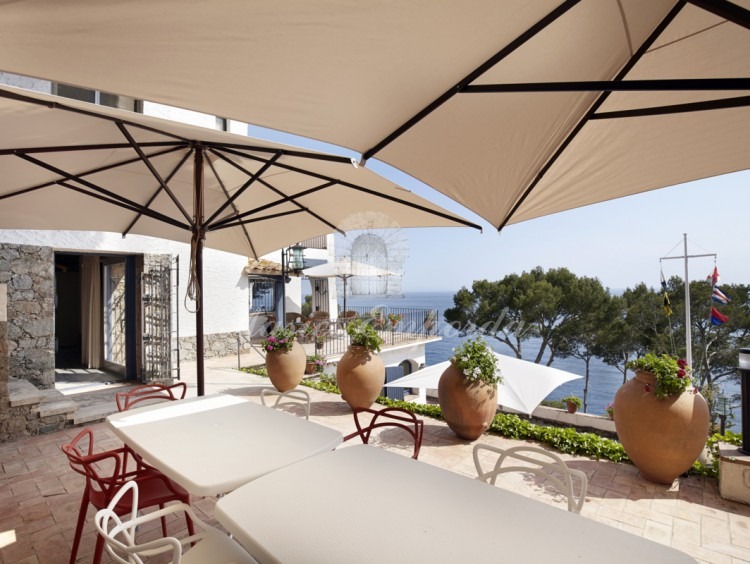 Vistes del menjador d'estius a la terrassa amb vistes al mar