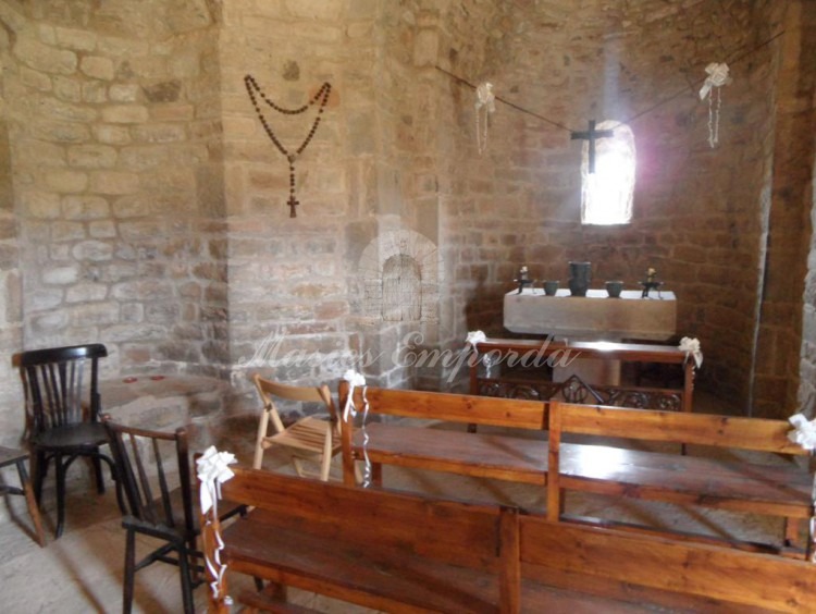 Interior de la iglesia anexa a la masía 