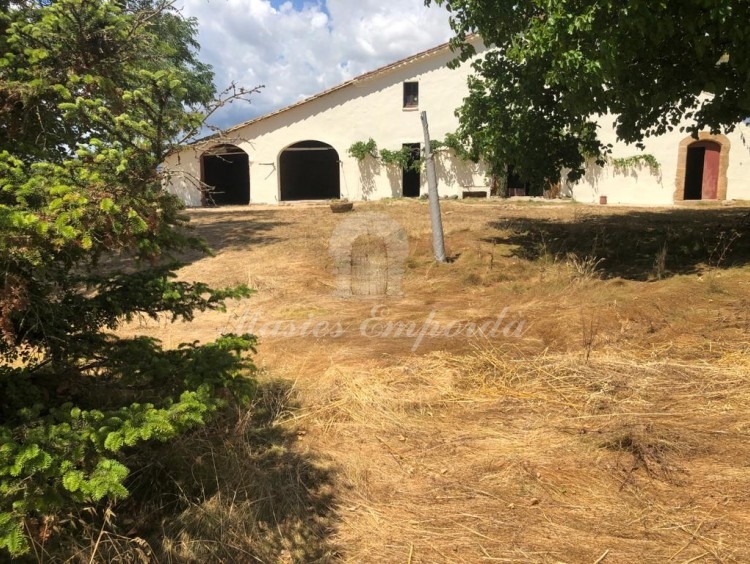 Vistas de la fachada de la masía